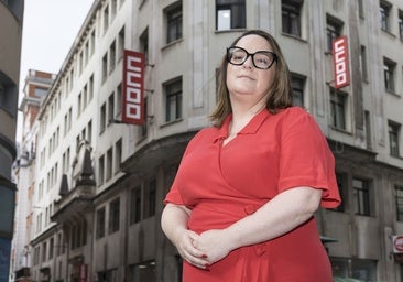 Rosa Mantecón, ayer viernes frente a la sede de CC OO en la calle Rualasal, en Santander.