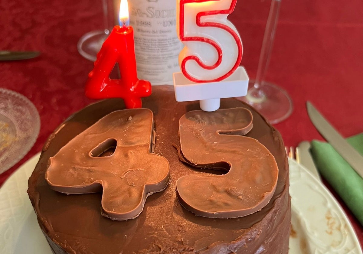 La tarta de los cumpleaños, con chocolate.