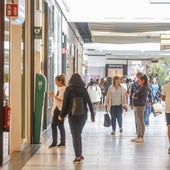 Clientes en el centro comercial Valle Real.