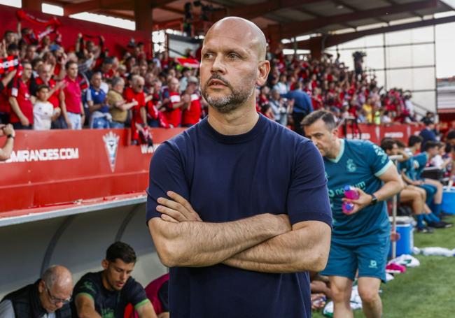 José Alberto, en el banquillo de Anduva.
