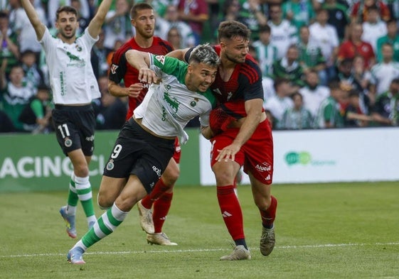 Arana forcejea con Egiluz en el partido de ida de la eliminatoria del play off.