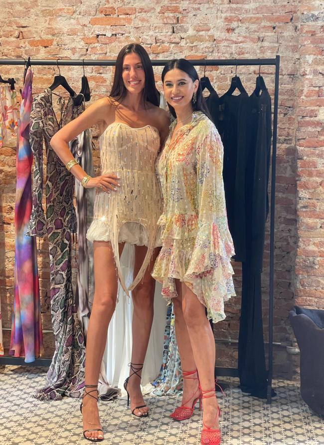 Carla Hinojosa con uno de los vestidos de la colección cápsula que ha diseñado Odette Álvarez.