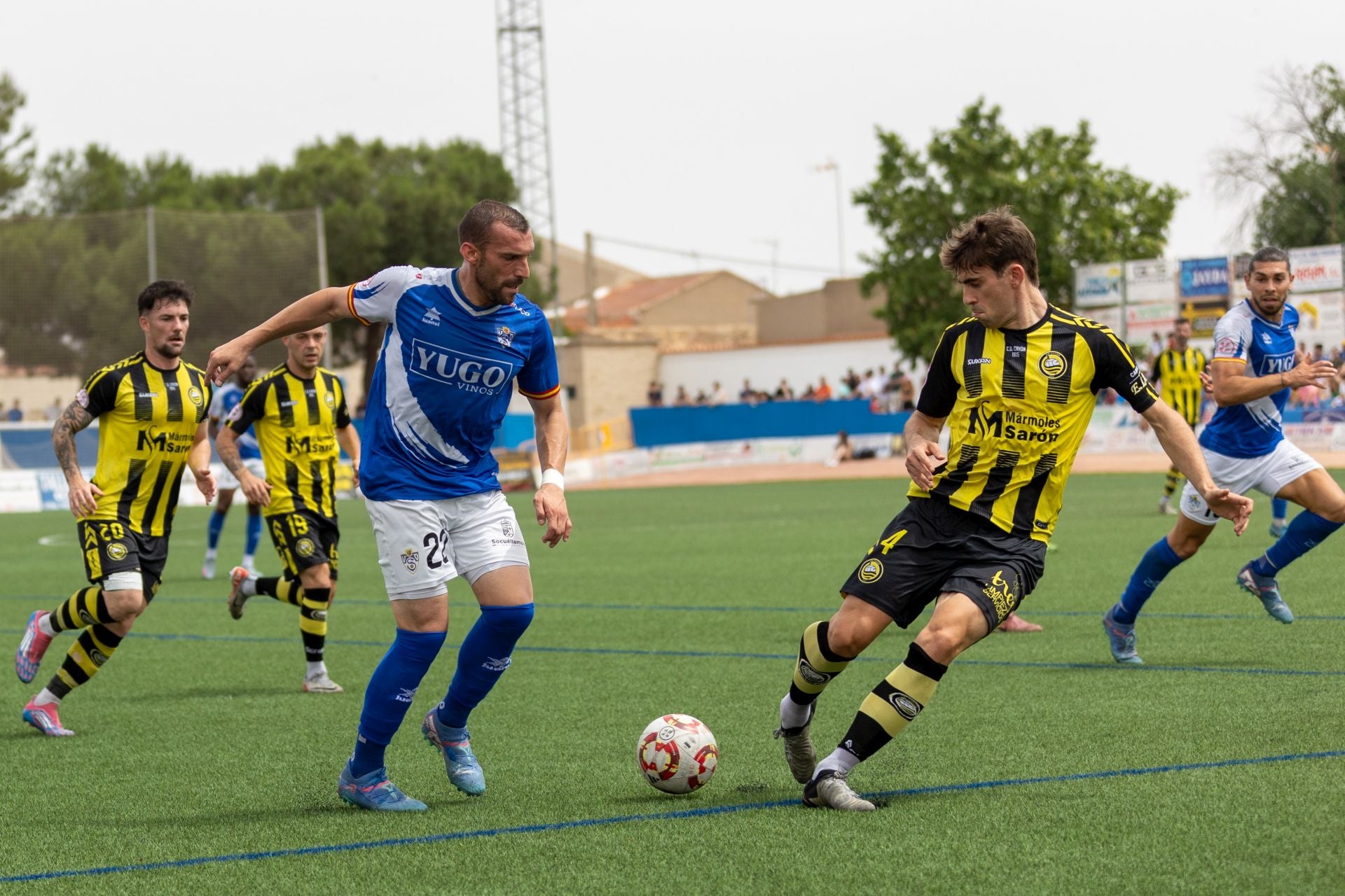 Un jugador local encara a un futbolista del Cayón. 