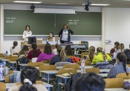 Imagen de archivo de aspirantes en un examen en la Facultad de Derecho.