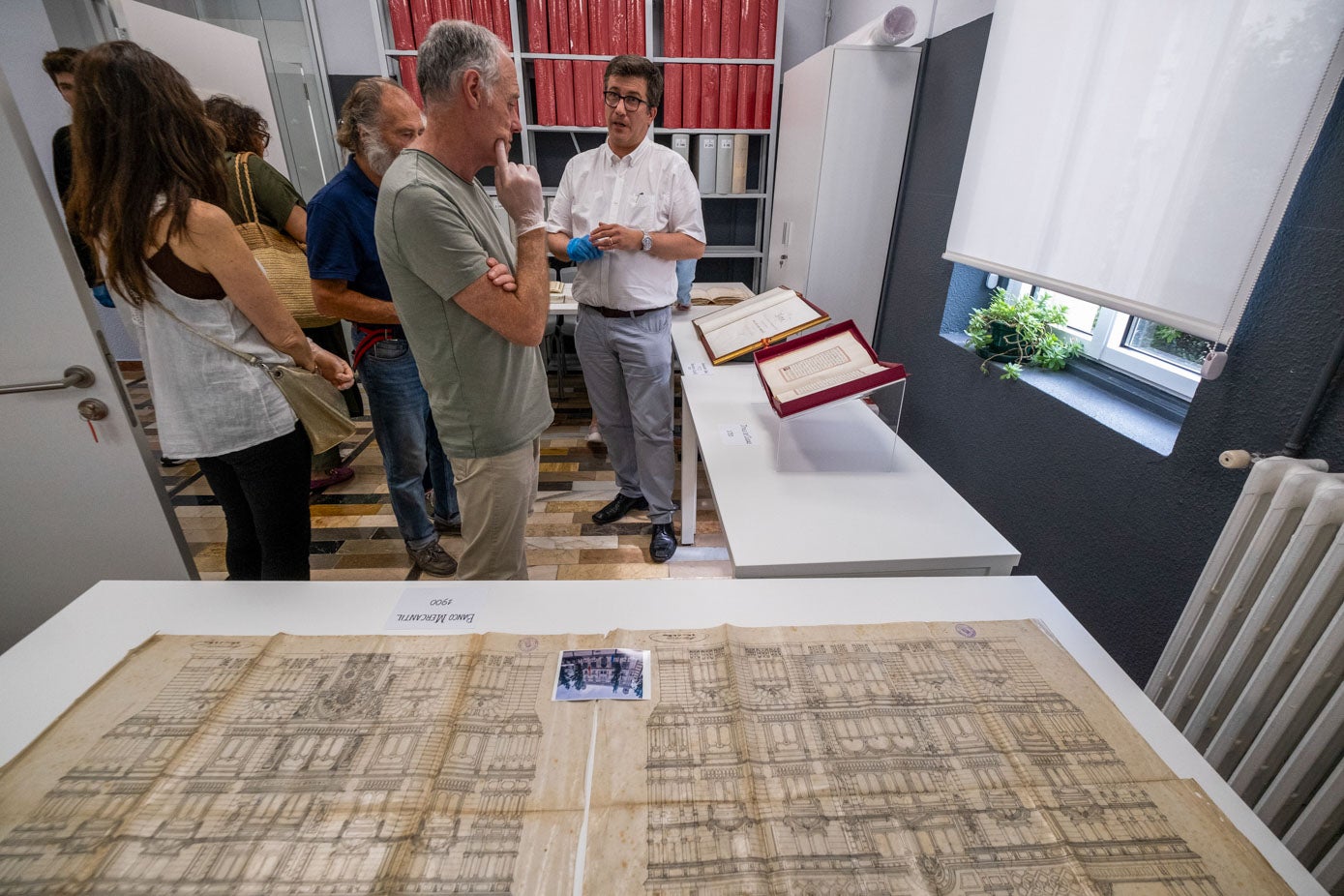 La sala de investigadores estaba repleto de documentos históricos para que los visitantes de las jornadas abiertas pudiesen contemplarlos.