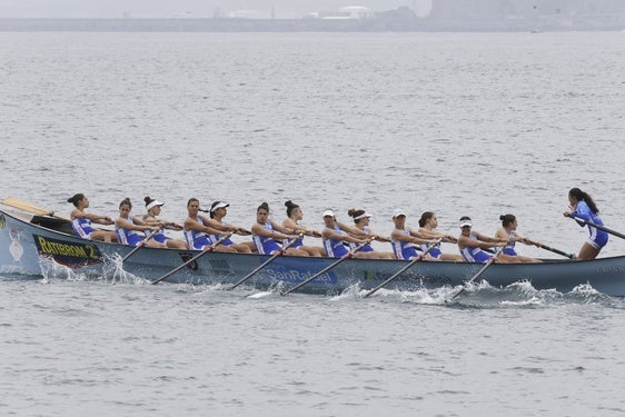 La trainera femenina de Astillero, durante el Campeonato Regional.