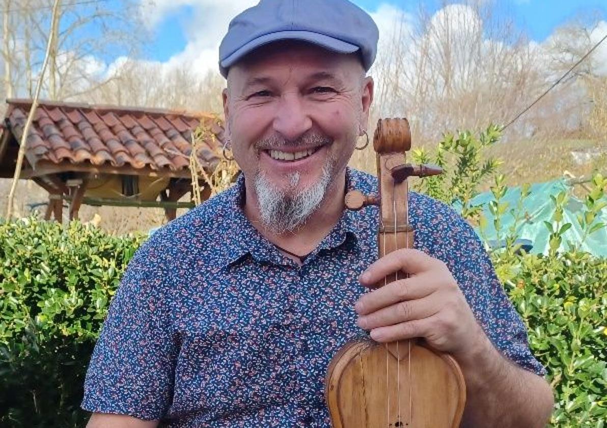 Miguel Cadavieco, premiado por la promoción, creación y difusión de la música popular y las tradiciones de Cantabria.