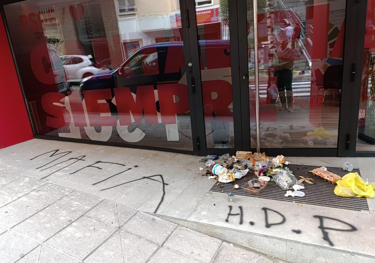 La sede del PSOE ha amanecido con pintadas y restos de basura.