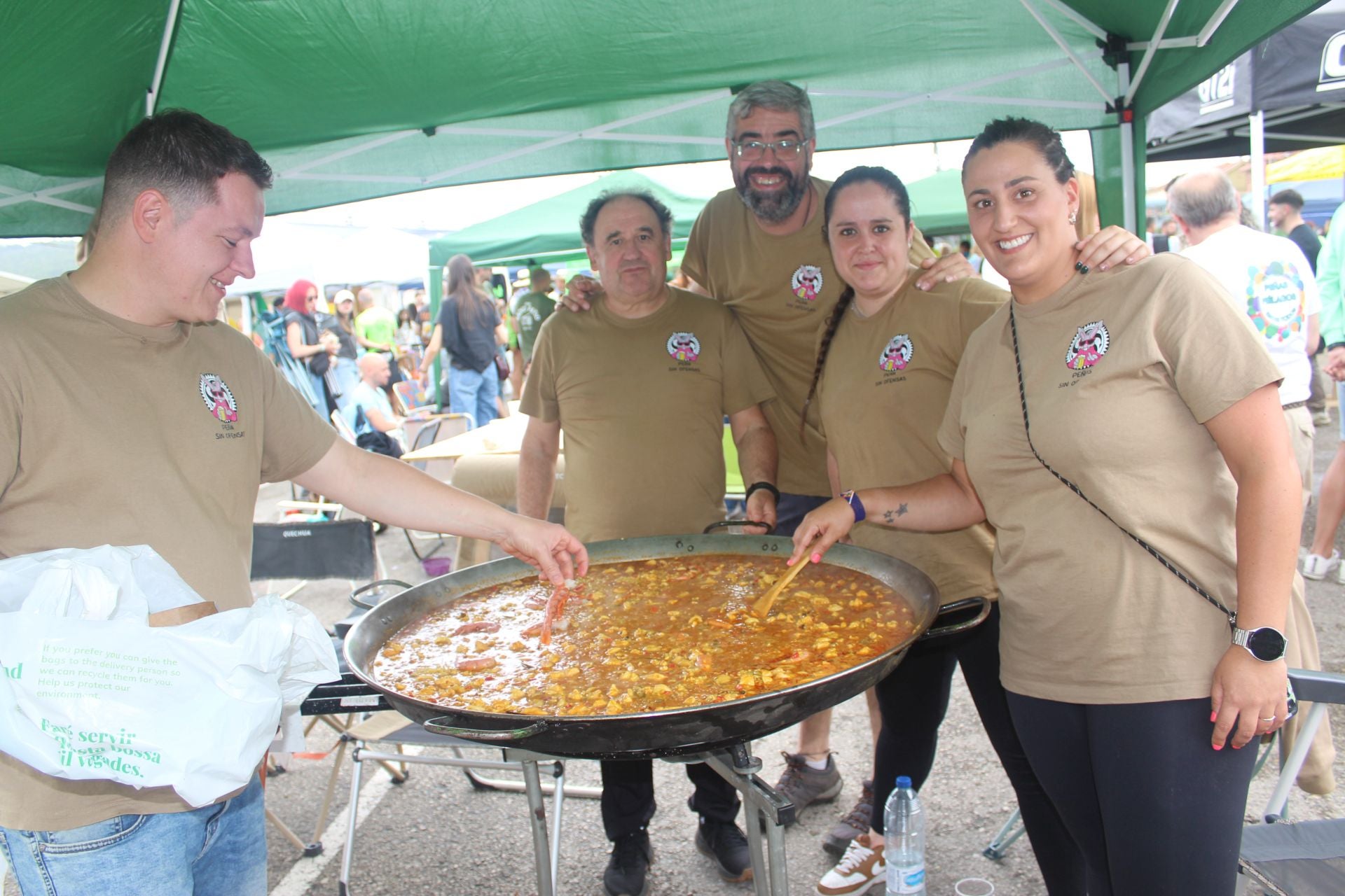 La peña Sin Ofensas en plena elaboración de la paella.