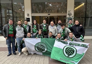Miembros de la Peña Vindio Sotileza con el presidente del Racing, Manolo Higuera, en Albacete.