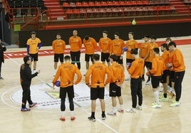Jacobo Cuétara se dirige a la plantilla del Bathco durante un entrenamiento.