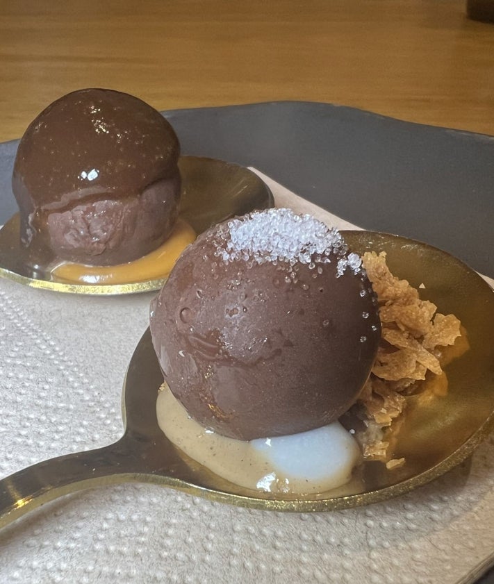 Imagen secundaria 2 - Alcachofa con bloody mary y changurro; crujiente de mejillón gigante y bombones de chocolate.
