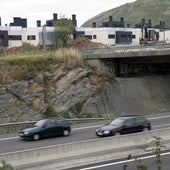 Imagen de los chalés que deben ser derribados por estar construidos sobre suelo de protección y servidumbre de carreteras.