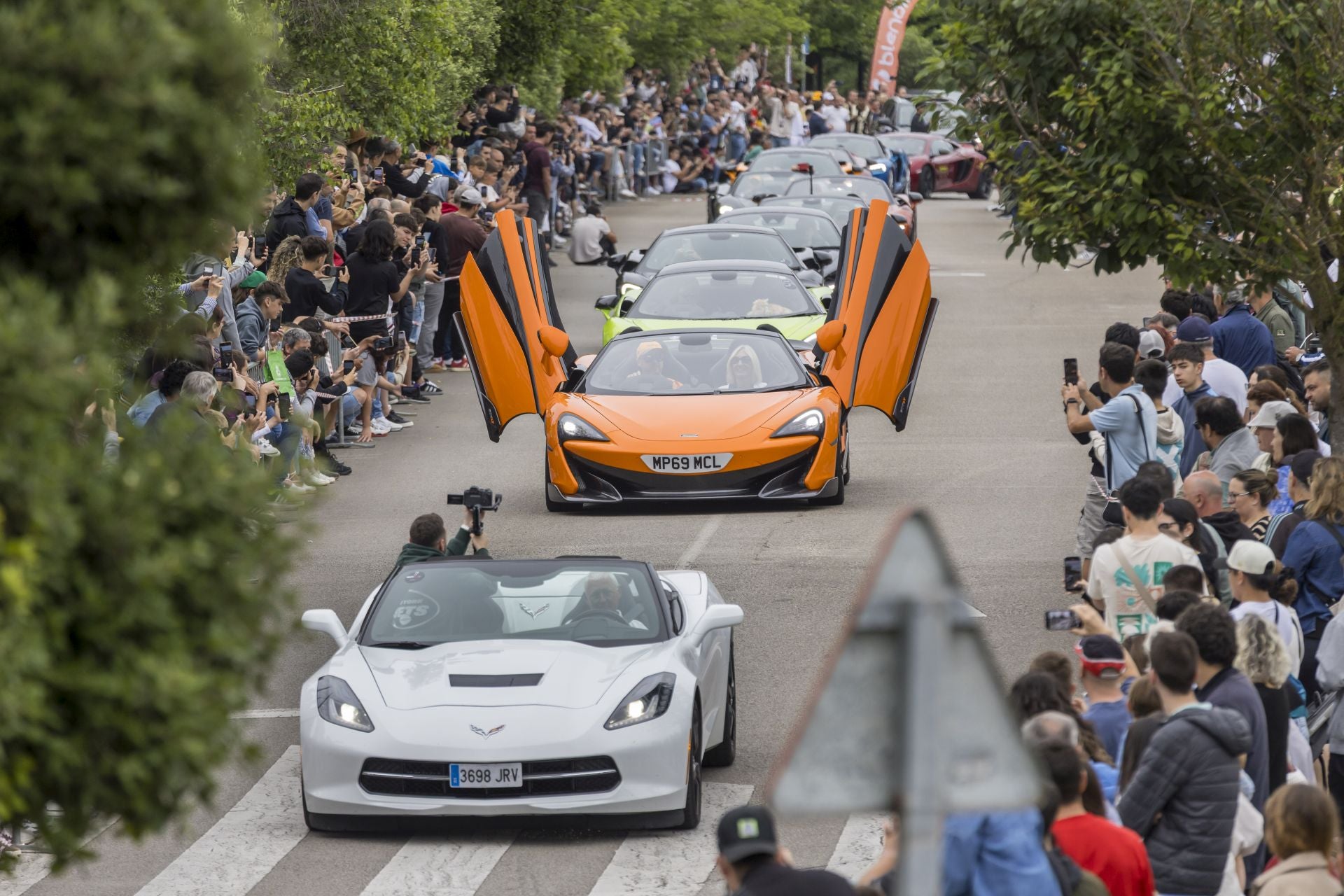 Los 33 coches del club MClaren de Reino Unido abrieron el desfile y dejaron espectaculares imágenes al desfilar con las puertas abiertas.