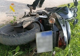 Motocicleta en la que circulaba el detenido cuando huyó.