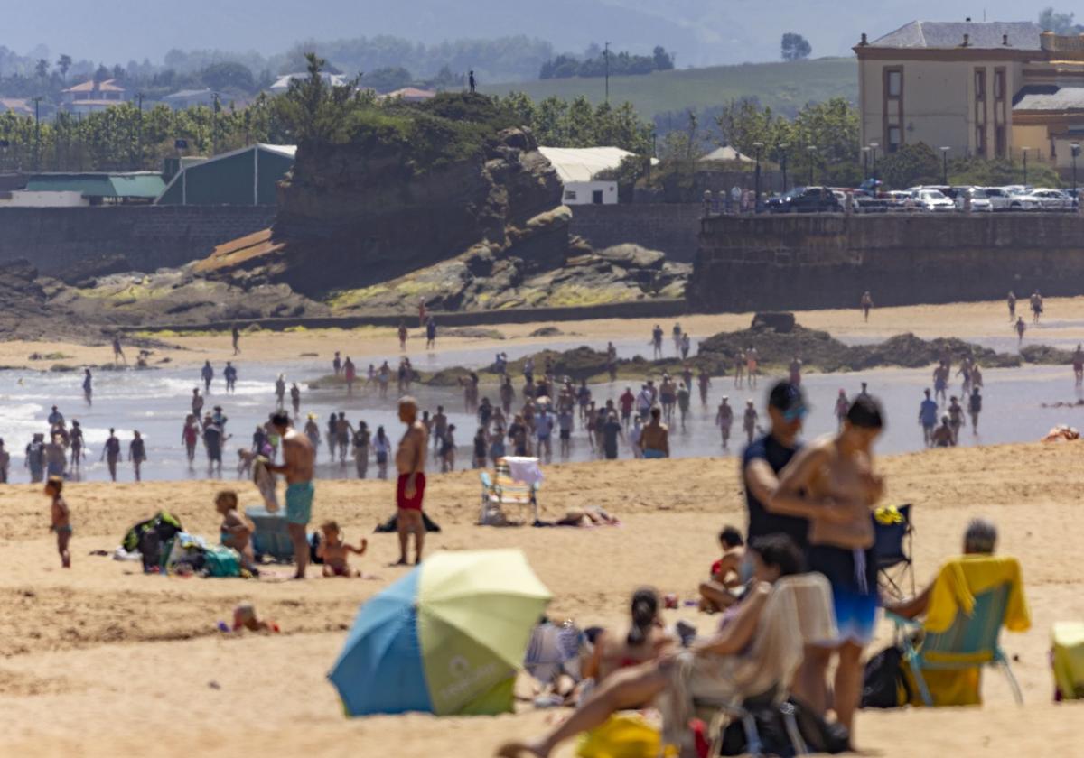 Imagen de archivo de una jornada soleada y de playa en El Sardinero (Santander).