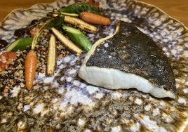 Rodaballo, quinoa y ponzu con guarnición de verduras.