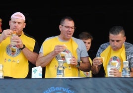 Participantes devorando los sobaos en una pasada edición.