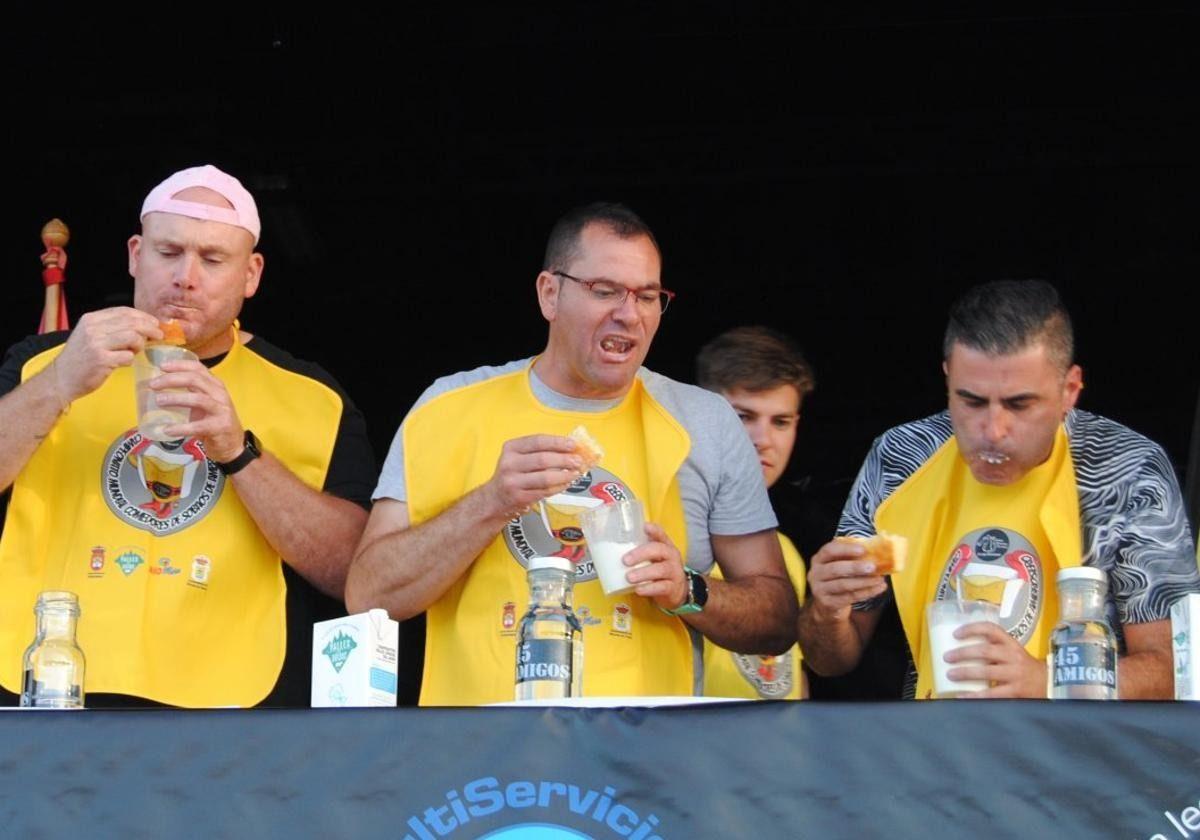 Participantes devorando los sobaos en una pasada edición.