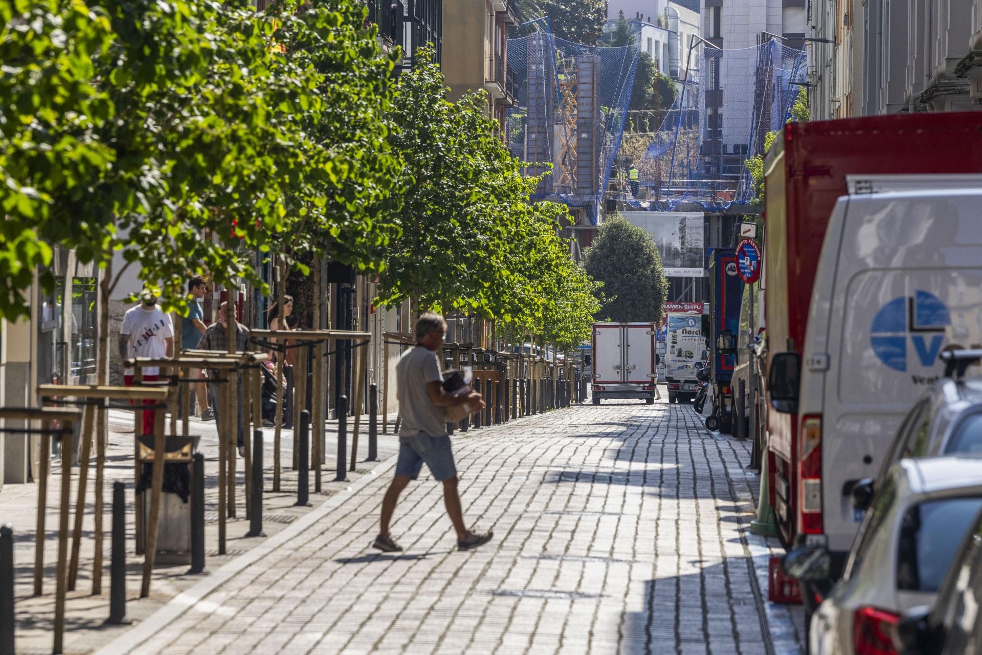 Un hombre camina, ayer, por la calle Peña Herbosa, una de las que está incluida en la Zona de Bajas Emisiones de Santander.