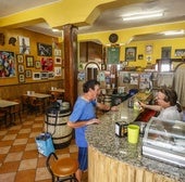 Basi Díaz sirve y charla con un cliente del establecimiento, ayer, en el bar de la Peña Bolística de Torrelavega.