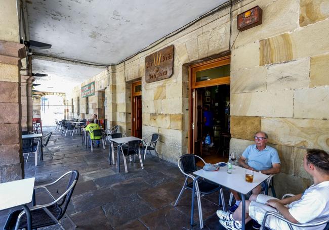 Clientes consumen en la terraza del local, frente a la plaza Baldomero Iglesias.