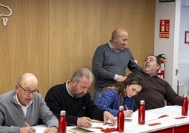 El secretario de Organización del PSOE, Agustín Molleda, saluda a Eduardo Gutiérrez durante la primera reunión de la nueva Ejecutiva.