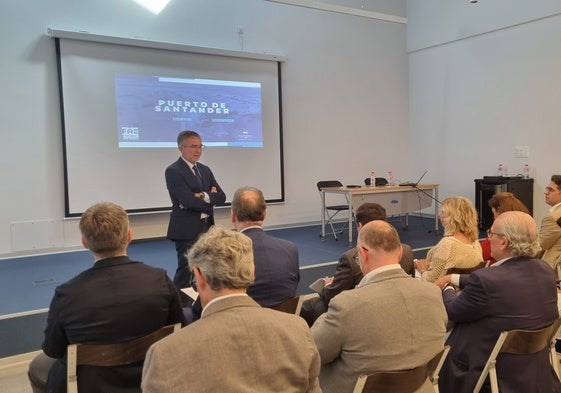 Díaz ante los empresariosde Burgos en su visita al Puerto de Santander.