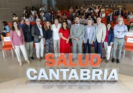 Foto de familia en el auditorio del Centro Botín con los consejeros Begoña Gómez del Río y César Pascual en el centro de la imagen