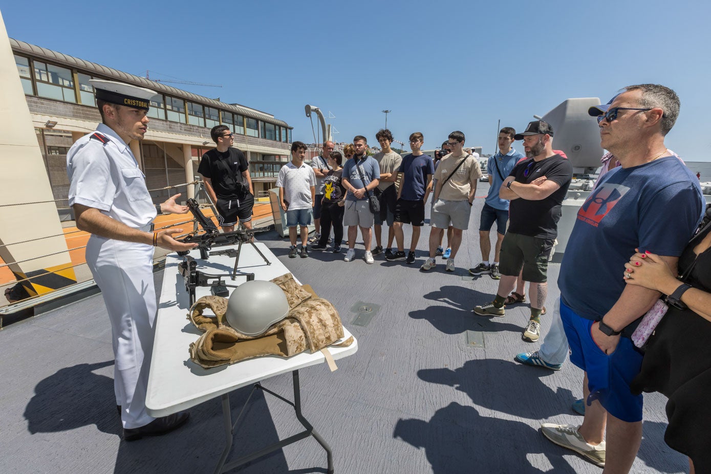 Un marinero explica las características de las armas que llevan a bordo.
