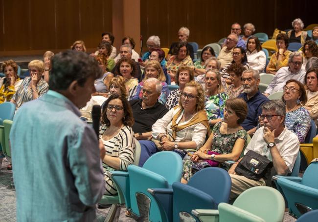 El rector Carlos Andradas dio la bienvenida al público que llenó la sala.