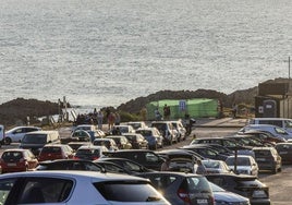 El aparcamiento de Liencres, a rebosar en un día cualquiera con buen tiempo.
