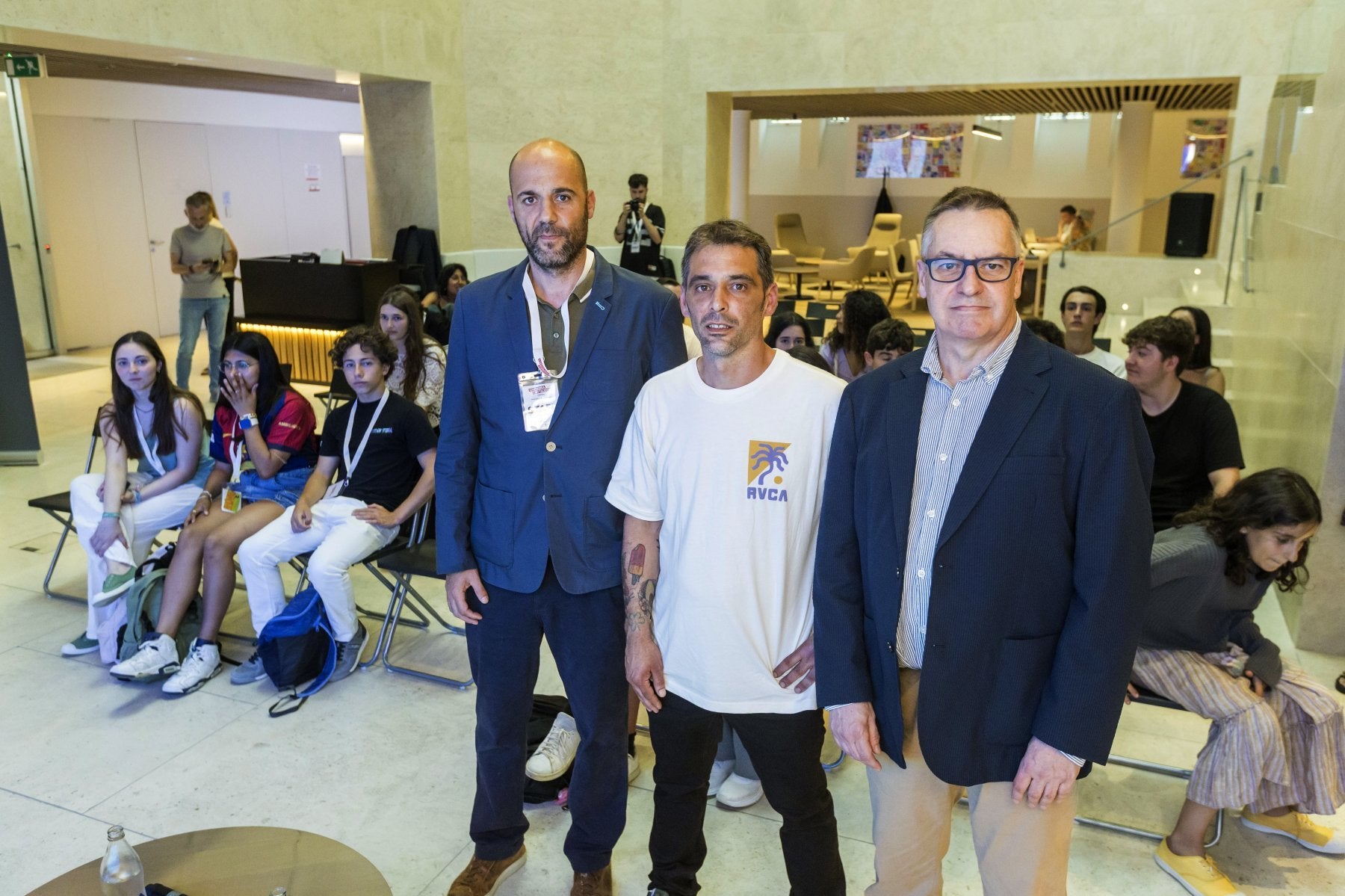 Alfonso Badolato, Eduardo Quintana e Íñigo Noriega, ayer, antes de la charla.