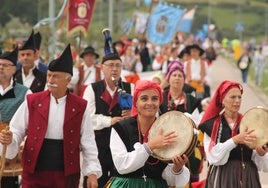 Desfile de una anterior edición del Encuentro Astur Cántabro en Orejo, Medio Cudeyo.