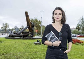 Esther López Calderón con su novela, en la que la autobiografía se mezcla con ficción, algo de ensayo y mucha reflexión.