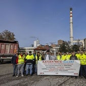 Trabajadores de Katoen Natie, en la entrada a Solvay al inicio de la huelga en diciembre.