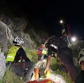 Bomberos del Gobierno durante el rescate del cuerpo.