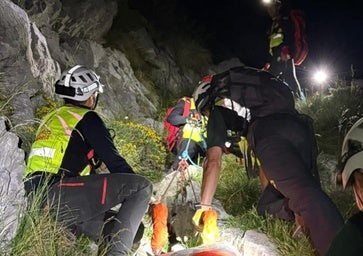 Bomberos del Gobierno durante el rescate del cuerpo.
