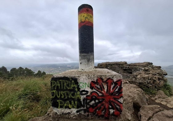 El vértice geodésico de La Picota con las pintadas de simbología falangista.