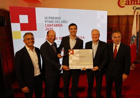 Tomás Dasgoas, Juan Manuel Cendoya, Manuel Lobeira, Eduardo Arasti y Manuel Iturbe en la entrega que acredita a Acorde como Pyme del Año 2025 de Cantabria.