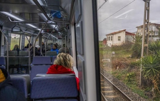 La avería de un tren ha provocado retrasos en la línea de tren entre Santander y Cabezón de la sal.