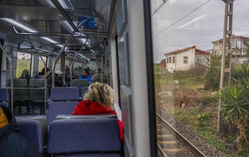 La avería de un tren ha provocado retrasos en la línea de tren entre Santander y Cabezón de la sal.