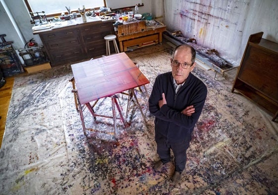 El pintor Ricardo Cavada en un retrato tomado en su estudio.