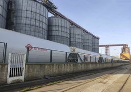 Vagones operados por Cobasa saliendo de la Terminal Agroalimentaria de Santander.