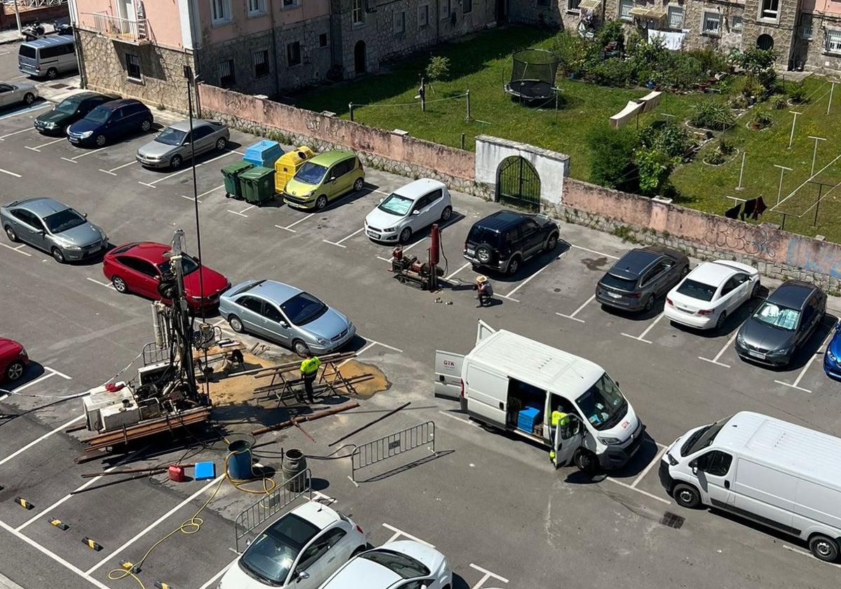 Trabajos geotécnicos en la parcela del barrio de Santoñuca cedida para las viviendas sociales.