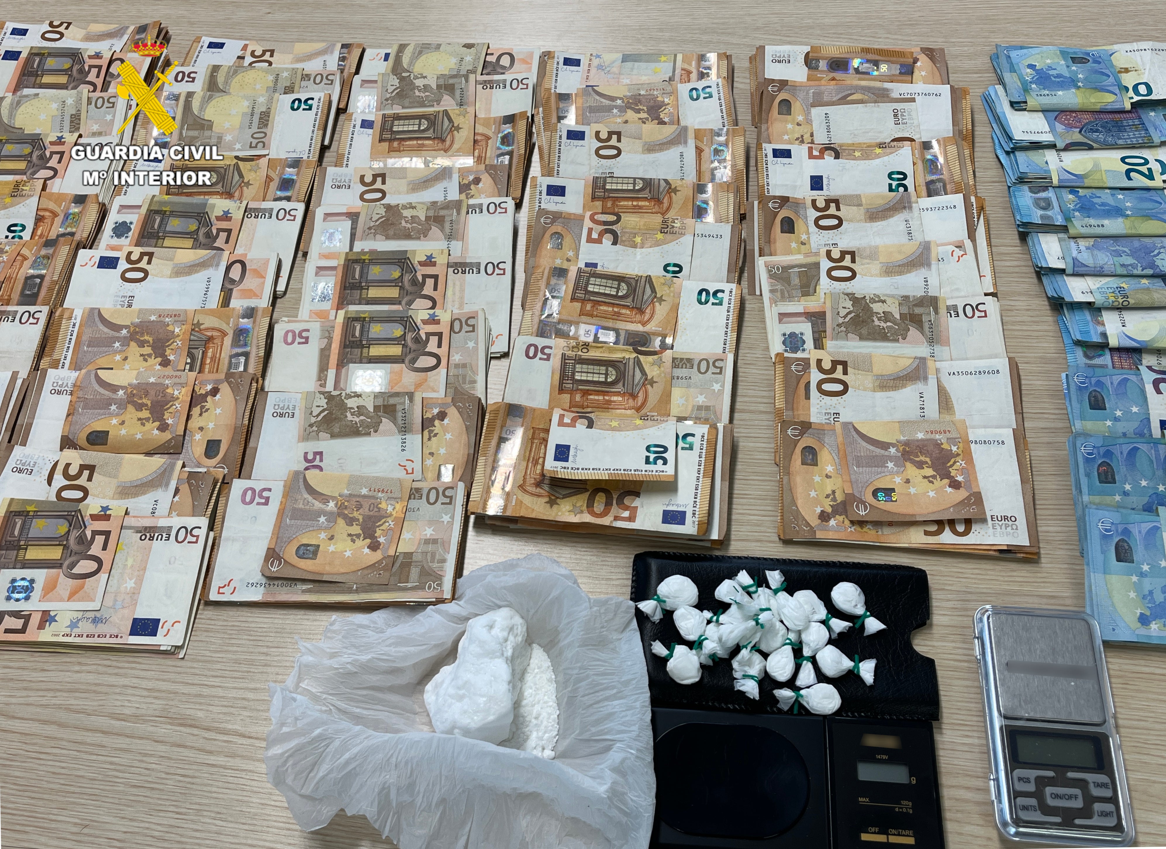 Imagen principal - Detenido por distribuir cocaína en un bar y un salón de juego en Castro Urdiales