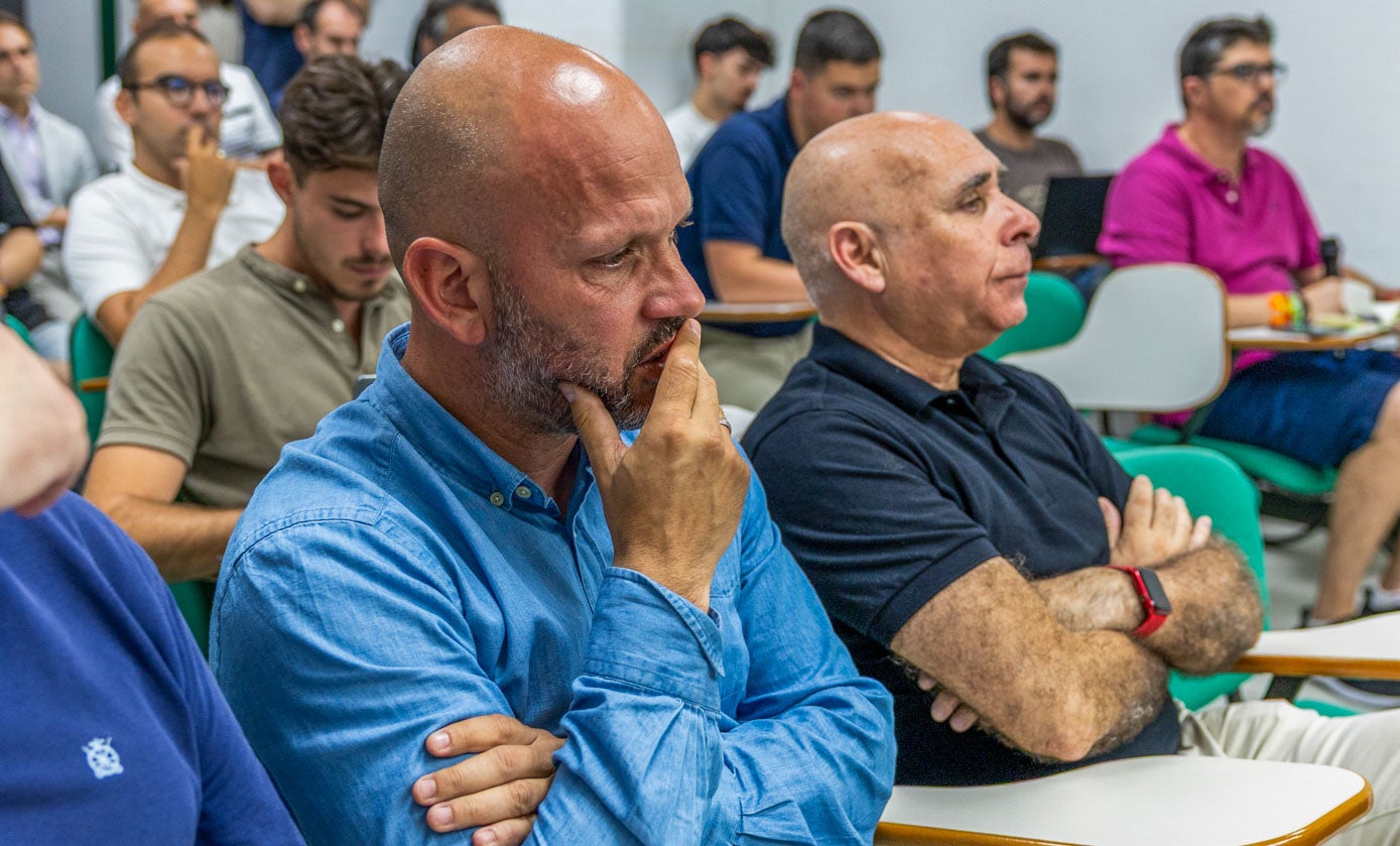 José Alberto y Manolo Higuera, muy emocionados durante la comparecencia de Mikel Martija. 