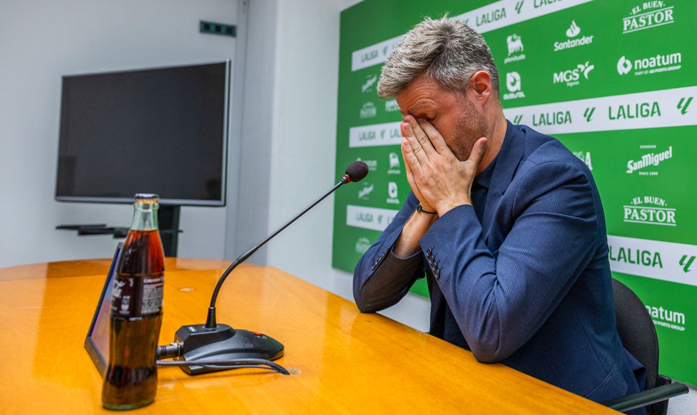 Aunque mantuvo la compostura durante gran parte de la rueda de prensa, Mikel Martija se emocionó al hablar de sus compañeros en el club y ya se quebró al recordar a su padre, fallecido hace diez años. 