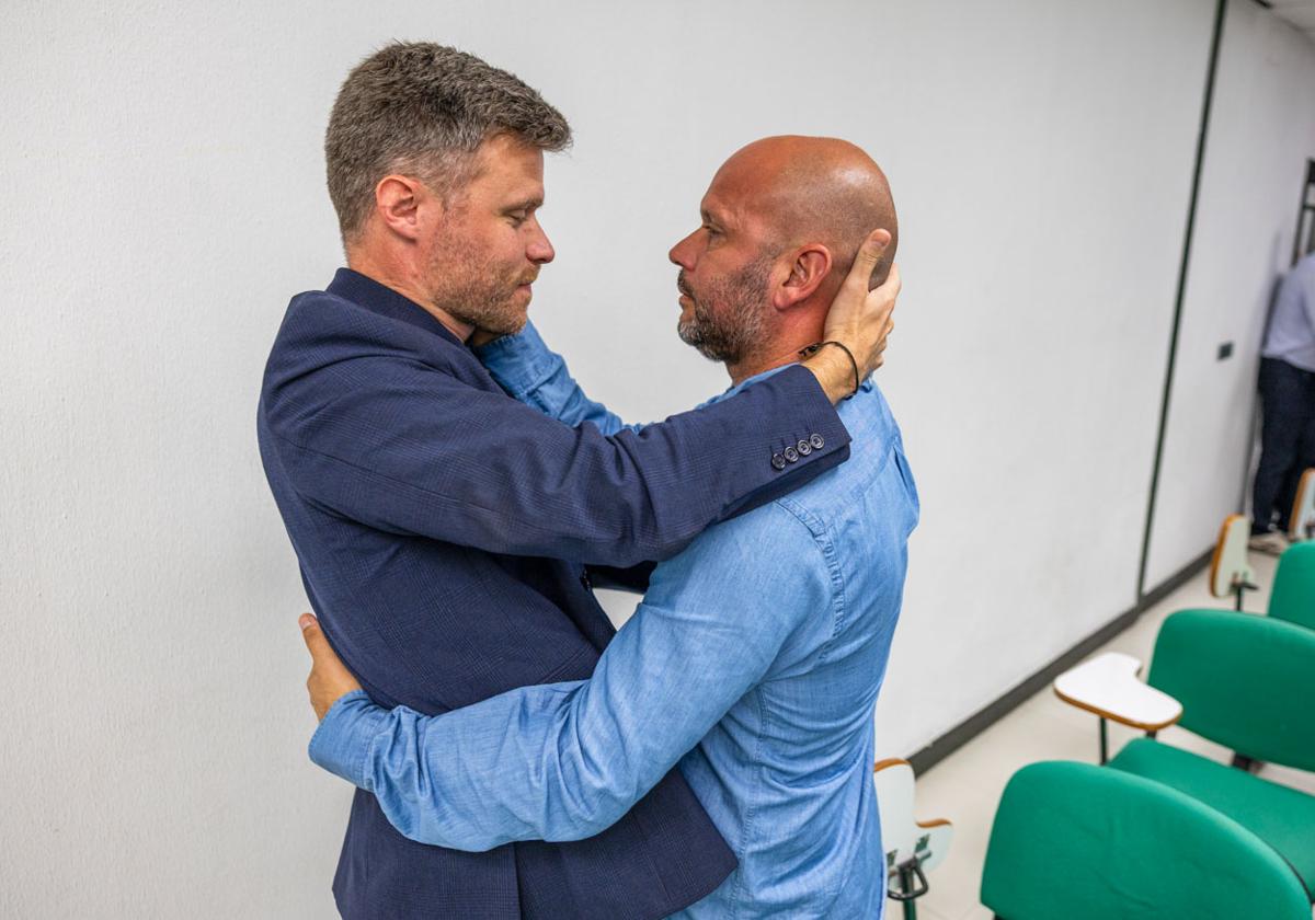 Mikel Martija, se despide de José Alberto.
