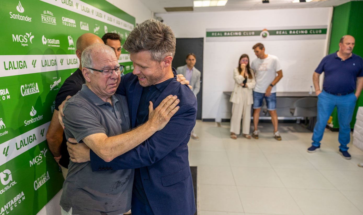 El delegado del club, Delfín Calzada, no pudo evitar las lágrimas al abrazar a Mikel Martija. 
